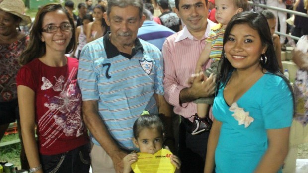 Antônio Cavalcante, com o filho no colo, prestigiou o evento com a família (Foto: Ana Graziela Maia/G1 AM)