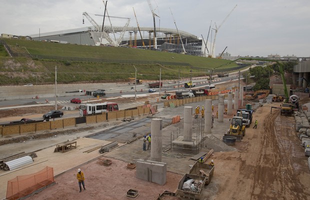 Foto de 9 de abril de 2014 mostra obras nos arredores do estádio do Corinthians, o Itaquerão (Foto: Andre Penner/AP) Foto de 9 de abril de 2014 mostra obras nos arredores do estádio do Corinthians, o Itaquerão (Foto: Andre Penner/AP)