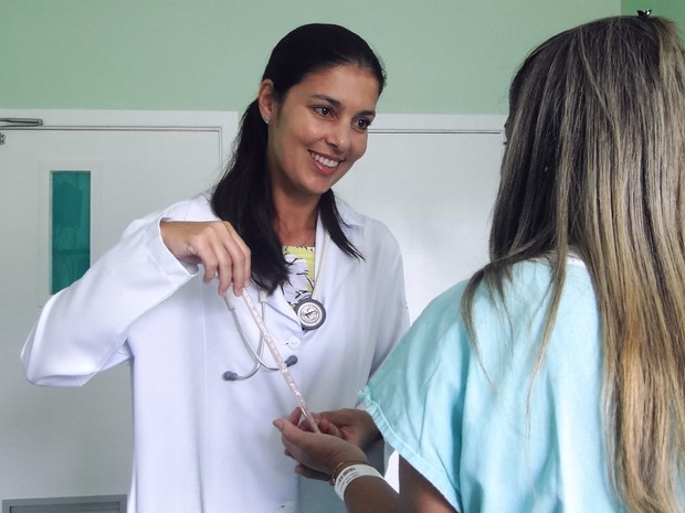 A fisioterapeuta e autora do estudo, Karla Pereira examina paciente diagnosticada com esclerose sistêmica (Foto: Gabriela Castilho/ G1)