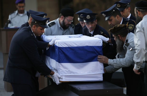 Membros da guarda do Knesset e do exército de Israel aprontam o caixão de Ariel Sharon para a cerimônia desta segunda-feira (13) (Foto: Ronen Zvulun/Reuters)