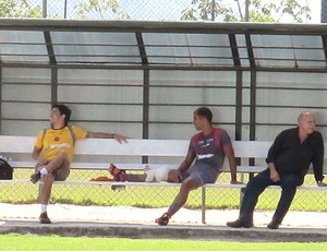 Felipe com bolsa de gelo no treino do Vasco (Foto: Raphael Marinho / Globoesporte.com)