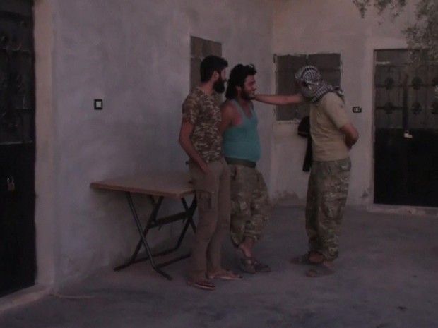 Desertores do grupo do grupo Estado Islâmico ficam em campo em Idlib, na Síria (Foto: BBC)