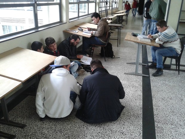 Estudantes improvisam local de estudo com carteiras e mesas que seriam descartadas (Foto: Thiago Techy/G1)