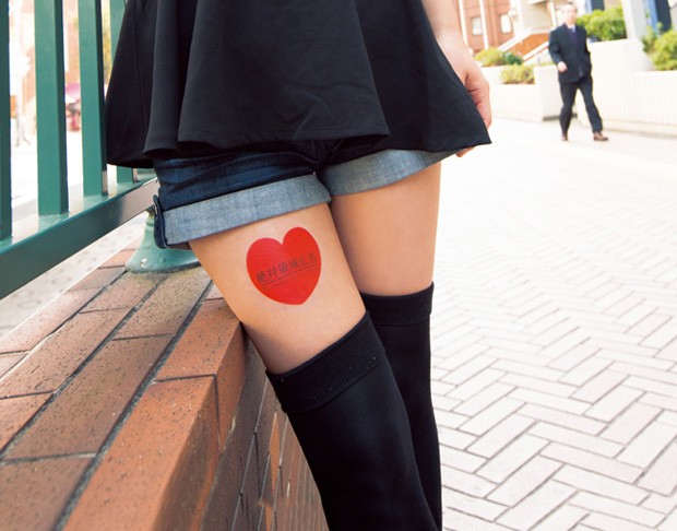 Garotas usam adesivos de publicidade nas pernas por cerca de oito horas por dia (Foto: Reprodução)