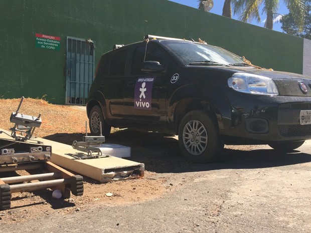 Carro com logomarca de empresa de telefonia e antena dentro da qual foram encontradas porções de cocaína no Distrito Federal (Foto: Alexandre Bastos/G1)