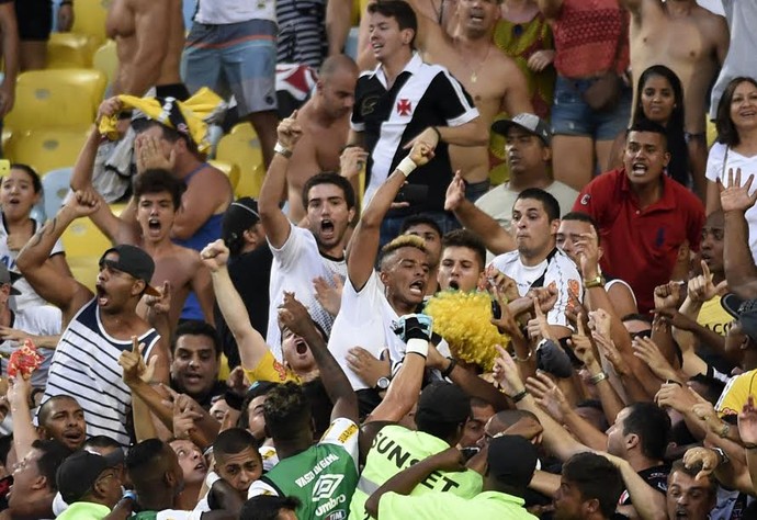 Rafael Silva comemora com a torcida Flamengo x Vasco (Foto: André Durão / GloboEsporte.com)