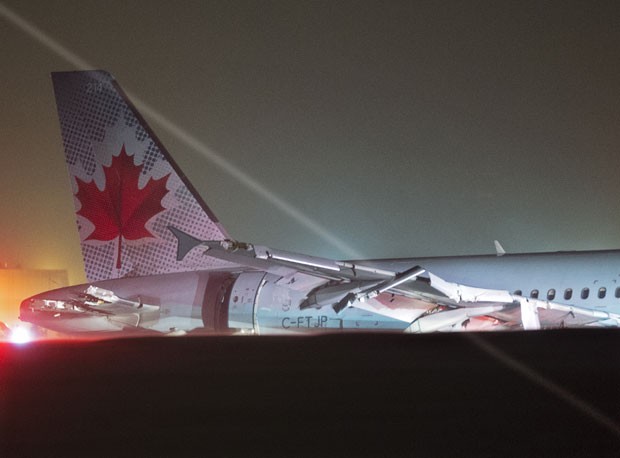 Avião da Air Canadá é visto no aeroporto de Halifax após derrapar no pouso, deixando passageiros feridos (Foto: The Canadian Press, Andrew Vaughan/Reuters)