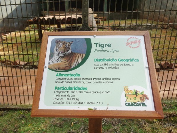 Placas de alerta e informações sobre os animais estão sendo instaladas no zoológico de Cascavel (PR) quase dois meses após ataque de tigre (Foto: Prefeitura de Cascavel / Divulgação)