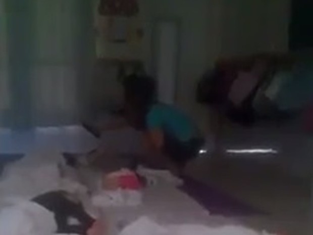 Professora aparece em vídeo levantando chinelo para criança em São José do Cedro (Foto: Reprodução) Professora aparece em vídeo levantando chinelo para criança em São José do Cedro (Foto: Reprodução)