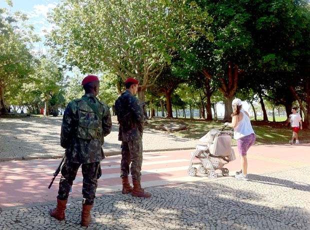 Soldados fazem o patrulhamento no Aterro do Flamengo (Foto: Janaína Carvalho / G1)