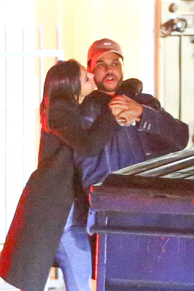 Selena Gomez e The Weeknd trocam beijos e curtem clima de romance  (Foto: AKM)