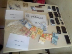 Material apreendido com suspeitos no bairro Paraíso de Cima (Foto: Dilvulgação/Polícia Militar)