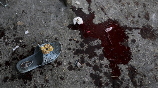 Mais vestígios da violência no pátio da escola (Foto: AP Photo/Adel Hana)