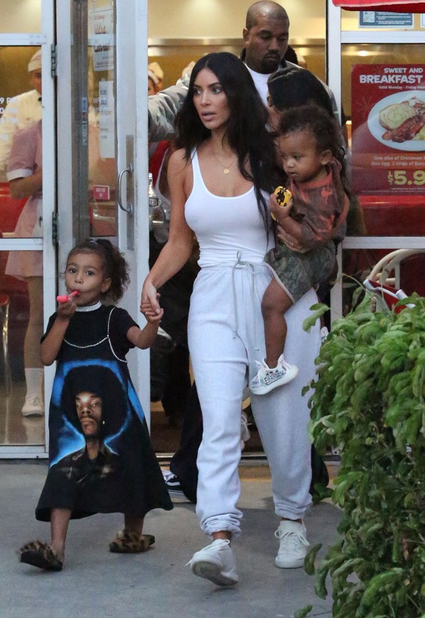 Kim Kardashian, Kanye West e os filhos, North e Saint (Foto: The Grosby Group)