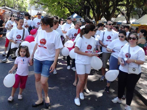 Caminhada foi promovida pela ONG Saúde Para Todos (Foto: Marcos Pacheco/RBS TV)