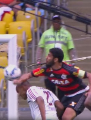 Wallace detalhe mão na bola Fla x Flu (Foto: Reprodução)