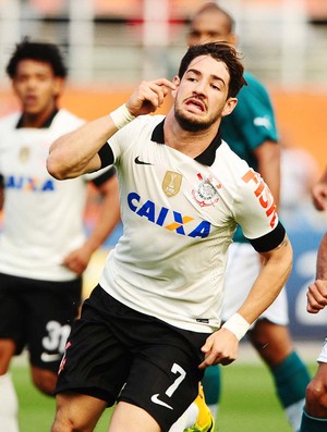 Alexandre Pato Corinthians e Goias  (Foto: Marcos Ribolli)