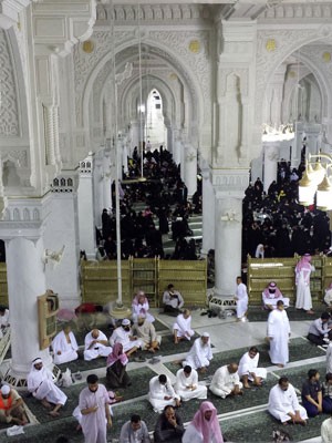 Na Grande Mesquita, em Mecca, uma barreira separa mulheres e homens (Foto: AP Photo/Aya Batrawy)