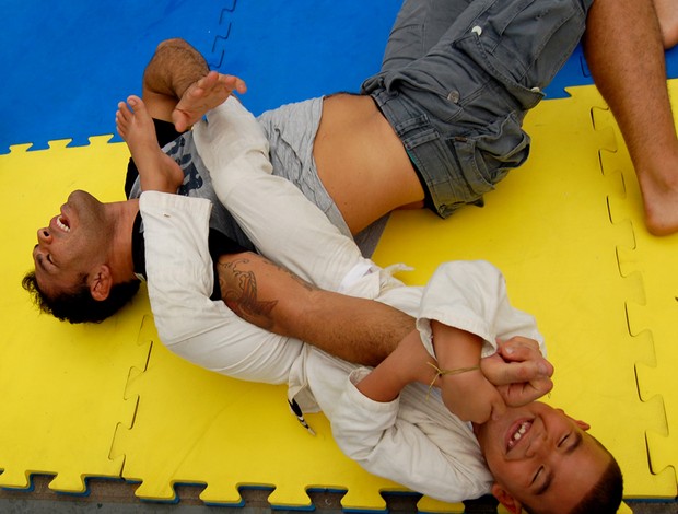 Minotauro ensina aluno os golpes de jiu-jitsu (Foto: Bruno Junqueira / Divulgação TXT Assessoria)