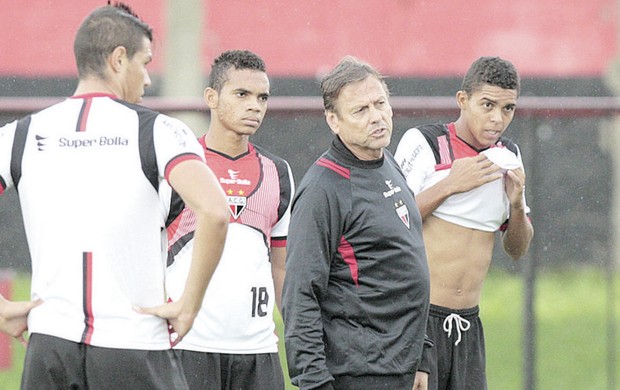 Waldemar Lemos, técnico do Atlético-GO (Foto: Renato Conde/O Popular)