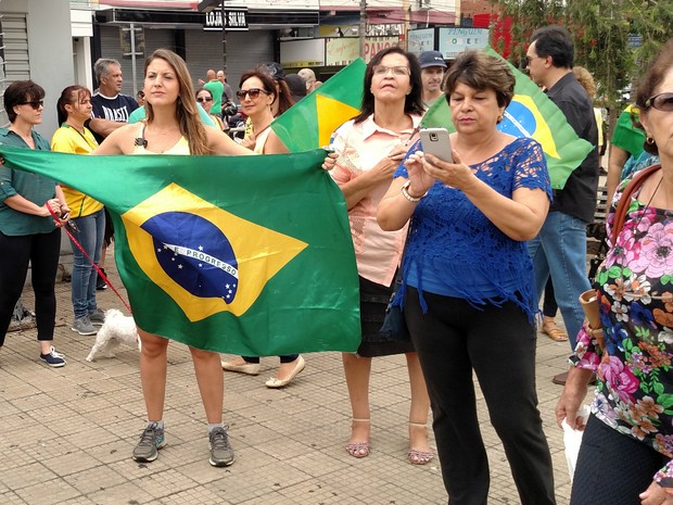 Manifestantes protestam na Praça do Mercado, em São Carlos (Foto: Fabio Rodrigues/G1)