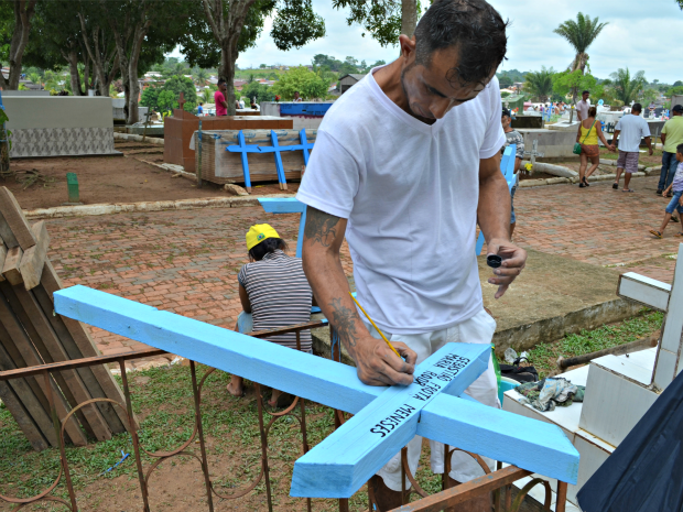 Eduardo de Oliveira confeccionou 20 cruzes para vender no Cemitério Jardim da Saudade (Foto: Aline Nascimento/G1)