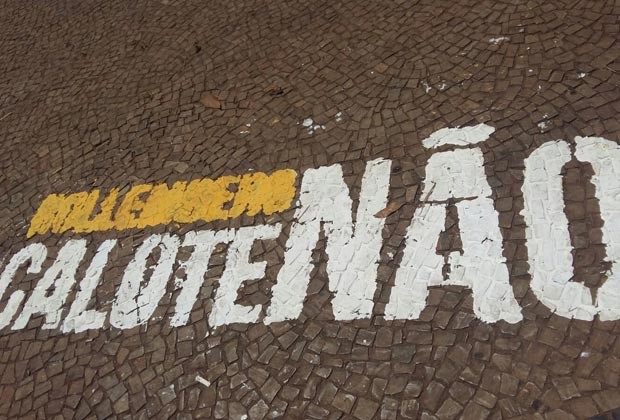 Pintura feita no chão por professores em greve no DF traz crítica ao governador (Foto: Isabella Calzolari/G1) Pintura feita no chão por professores em greve no DF traz crítica ao governador (Foto: Isabella Calzolari/G1)