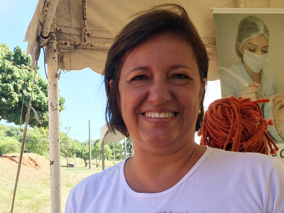 Márcia aproveitou a massagem relaxante que também foi oferecida durante a Caminhada pela Vida (Foto: Stephanie Fonseca/G1)