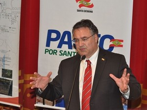 Raimundo Colombo apresentou Pacto por Santa Catarina em Blumenau (Foto: Antônio Carlos Mafalda/Divulgação)