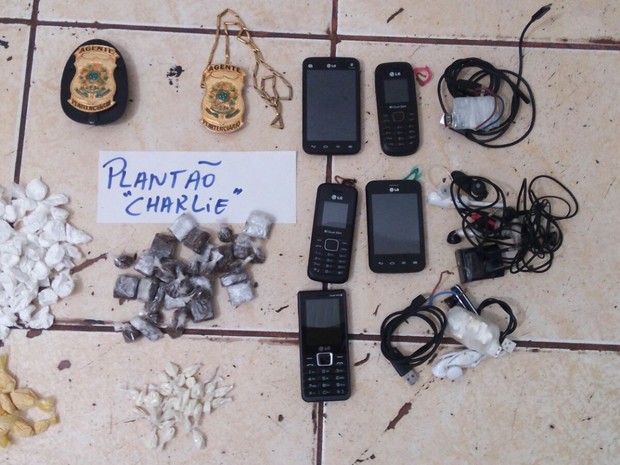 Droga e telefones apreendidos em cela de presídio em Porto Velho (Foto: Arquivo pessoal de agente penitenciário)