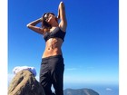 Thaila Ayala mostra barriga sequinha após trilha
