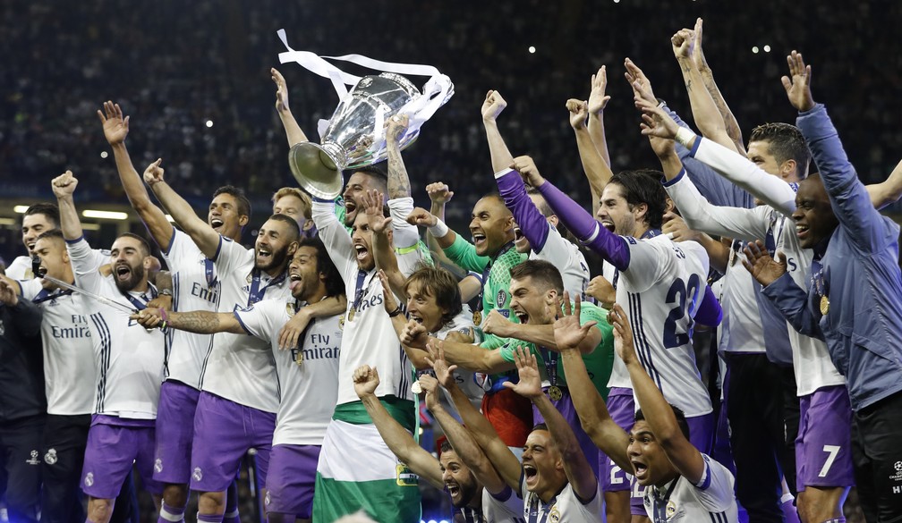 A hora mais esperada pelos jogadores do Real Madrid: o capitão Sergio Ramos levanta a 12ª taça da Champions do Real Madrid (Foto: Reuters)