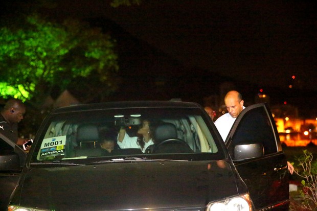 Rihanna chegando no Heliponto depois do show (Foto: Delson Silva e Dilson Silva / Ag. News)