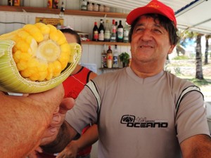 Bigu, como é conhecido, começou vendendo milho e atualmente possui um quiosque na praia (Foto: Géssica Valentini/G1)