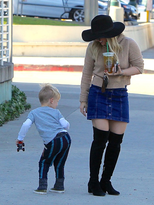 Hilary Duff e o filho Luca (Foto: Grosby Group)