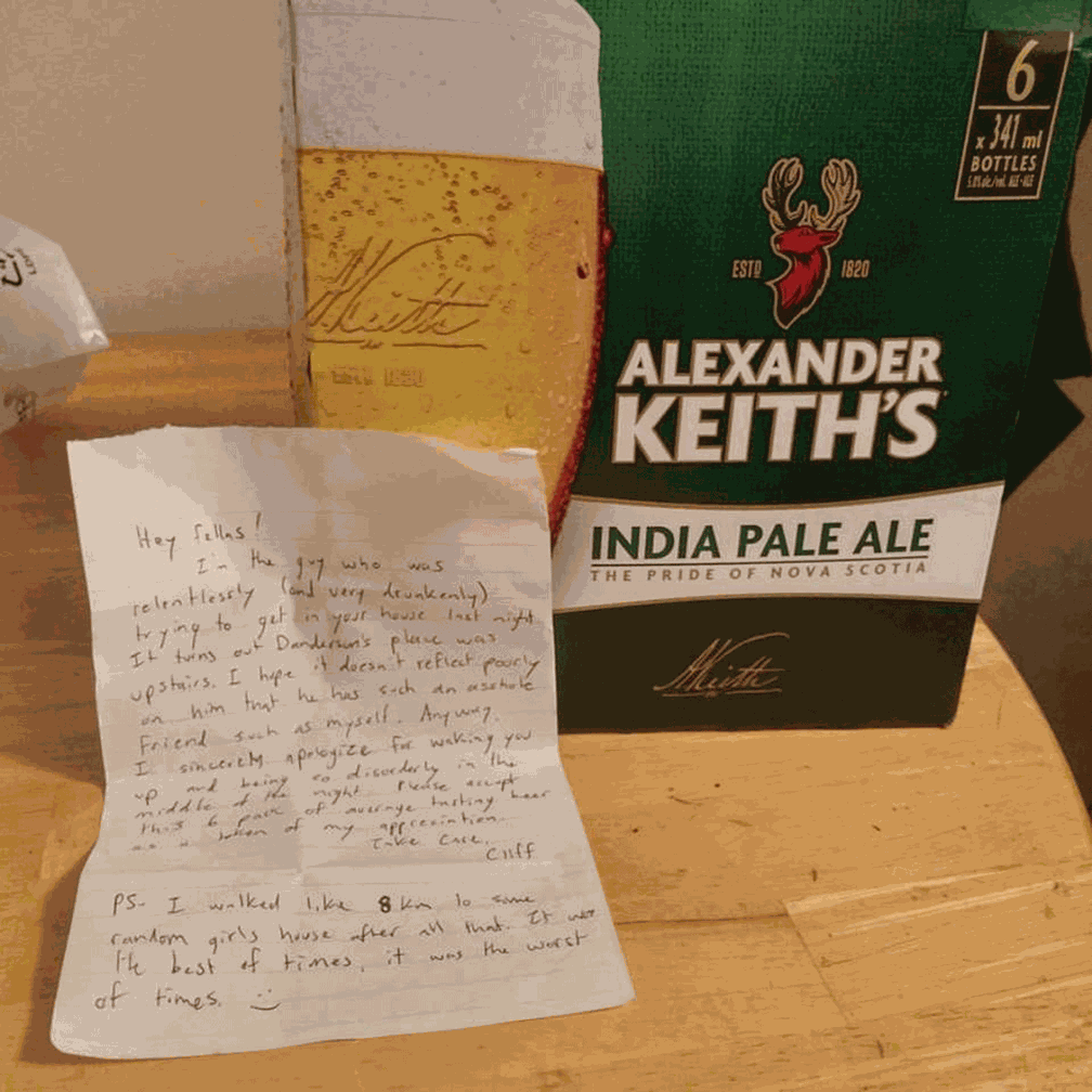 O bilhete de Cliff e as 'cervejas do perdão' (Foto: Caitlynne Hines/Facebook)
