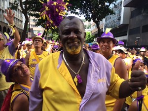 Mestre Penha, que comanda a bateria do Simpatia é quase amor, está com os cabelos e a barba nas cores do bloco (Foto: Cristina Boeckel/ G1) Mestre Penha, que comanda a bateria do Simpatia é quase amor, está com os cabelos e a barba nas cores do bloco (Foto: Cristina Boeckel/ G1)