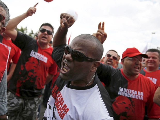 SÃO PAULO: Grupo do movimento Em defesa da democracia participa de ato de apoio ao governo em frente à sede do Instituto Lula, no Ipiranga (Foto: Nacho Doce/Reuters)