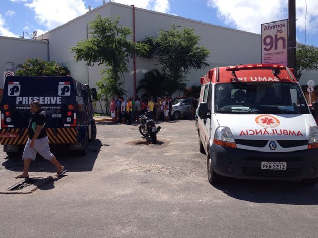 Carro forte abastecia banco no Shopping Guararapes (Foto: Marjones Pinheiro / TV Globo)