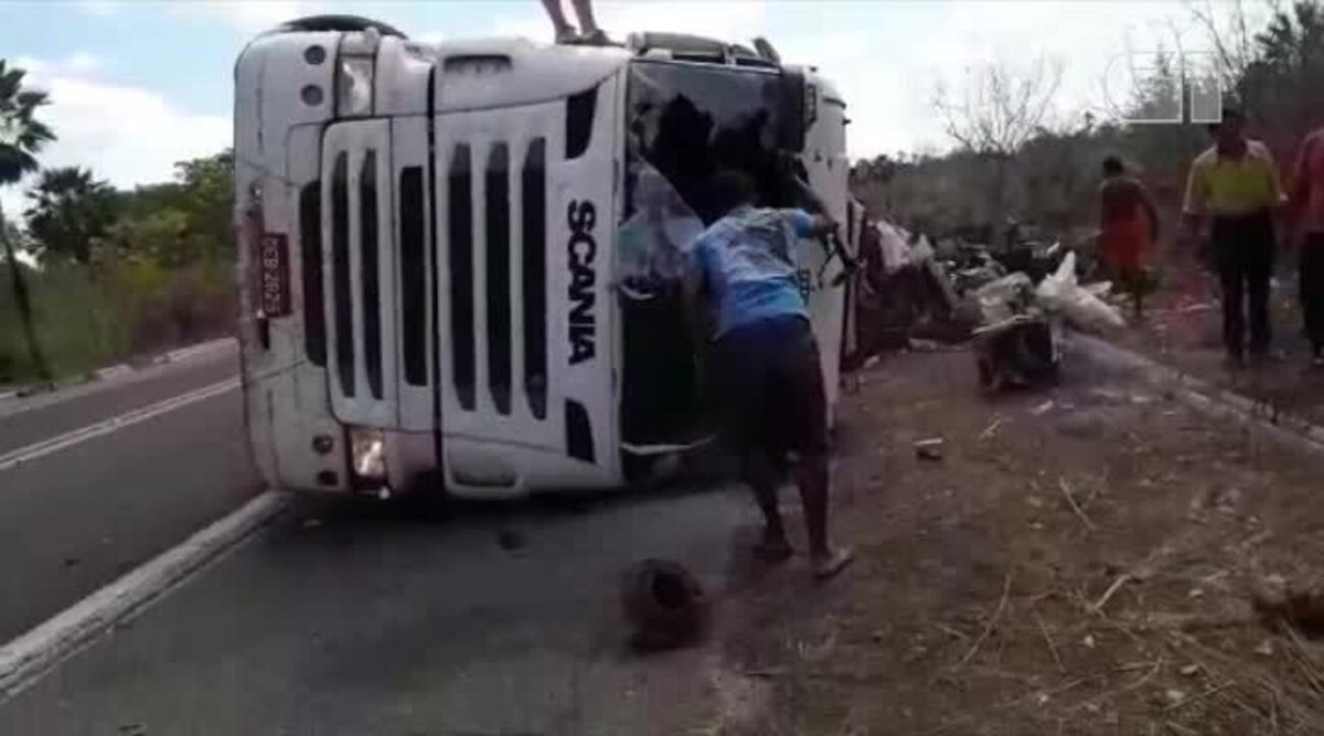 Duas pessoas ficam feridas após carreta tombar na BR 343 em Parnaíba