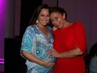 Mariana Belém exibe barriga de grávida e ganha carinho da mãe