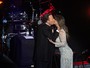 Julio Iglesias beija vocalista do Cheiro de Amor: 'Foi um beijaço!'