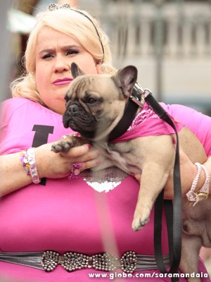 Ela também temum cachorrinho... ops! Cachorrão! (Foto: TV Globo/ Saramandaia)