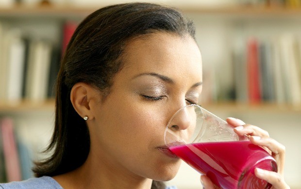 mulher bebendo suco rosa euatleta (Foto: Getty Images)