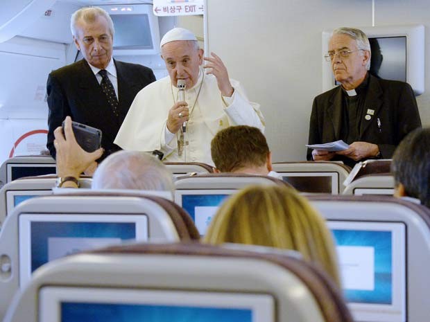 Papa Francisco concede entrevista coletiva nesta segunda-feira (18) em voo que o levou da Coreia do Sul à Roma (Foto: AFP PHOTO / VINCENZO PINTO)