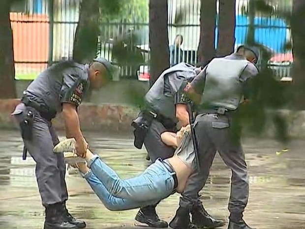 Polícia intervém e retira alunos de escola a força (Foto: Reprodução/TV Vanguarda)