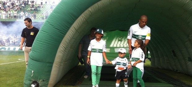 Alex, junto com os três filhos, entra no Couto Pereira, após retorno ao Coritiba (Foto: Gabriel Hamilko)