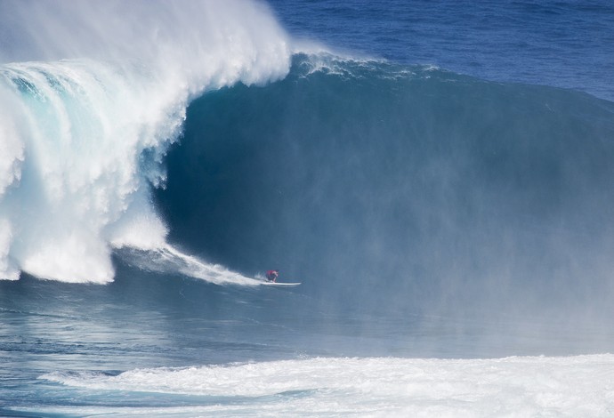 Pedro Calado surfou onda de 15 metros na remada na ilha havaian de Maui (Foto: Bidu)