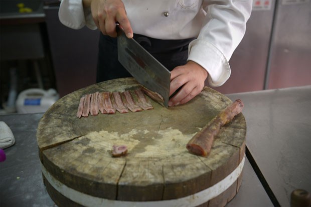 Segundo o chef  Xiao Shan, comida preparada com pênis de animais aumenta a libido (Foto: Wang Zhao/AFP)