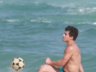 Thiago Martins joga altinho na praia do Grumari, no Rio